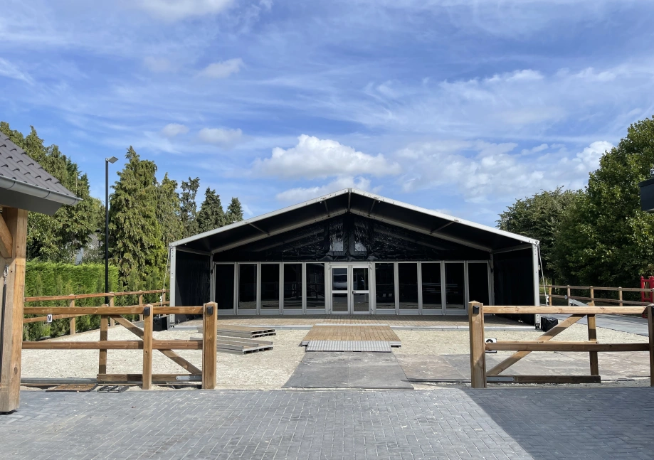 Wilt u een zwarte tent huren ?