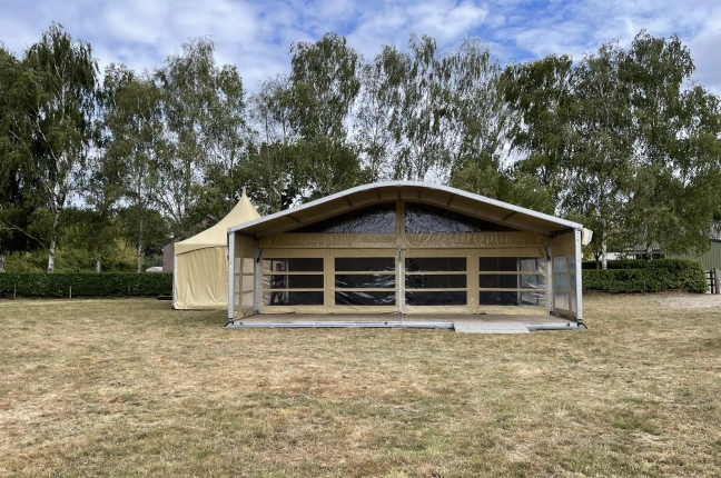 Wilt u een zandkleurige tent huren ?