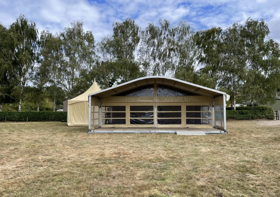 Wilt u een zandkleurige tent huren ?