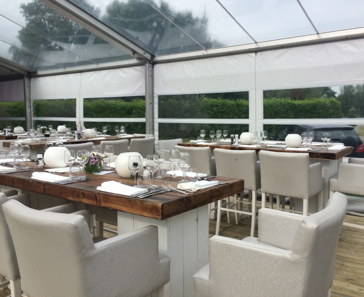 Een tent compleet met vloeren en accessoires